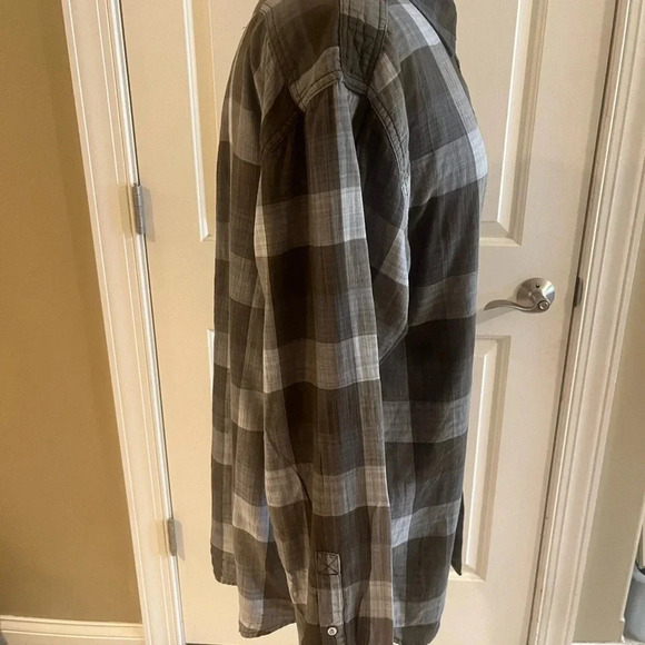 Tommy Bahama Button down shirt-size XL - Picture 3 of 9